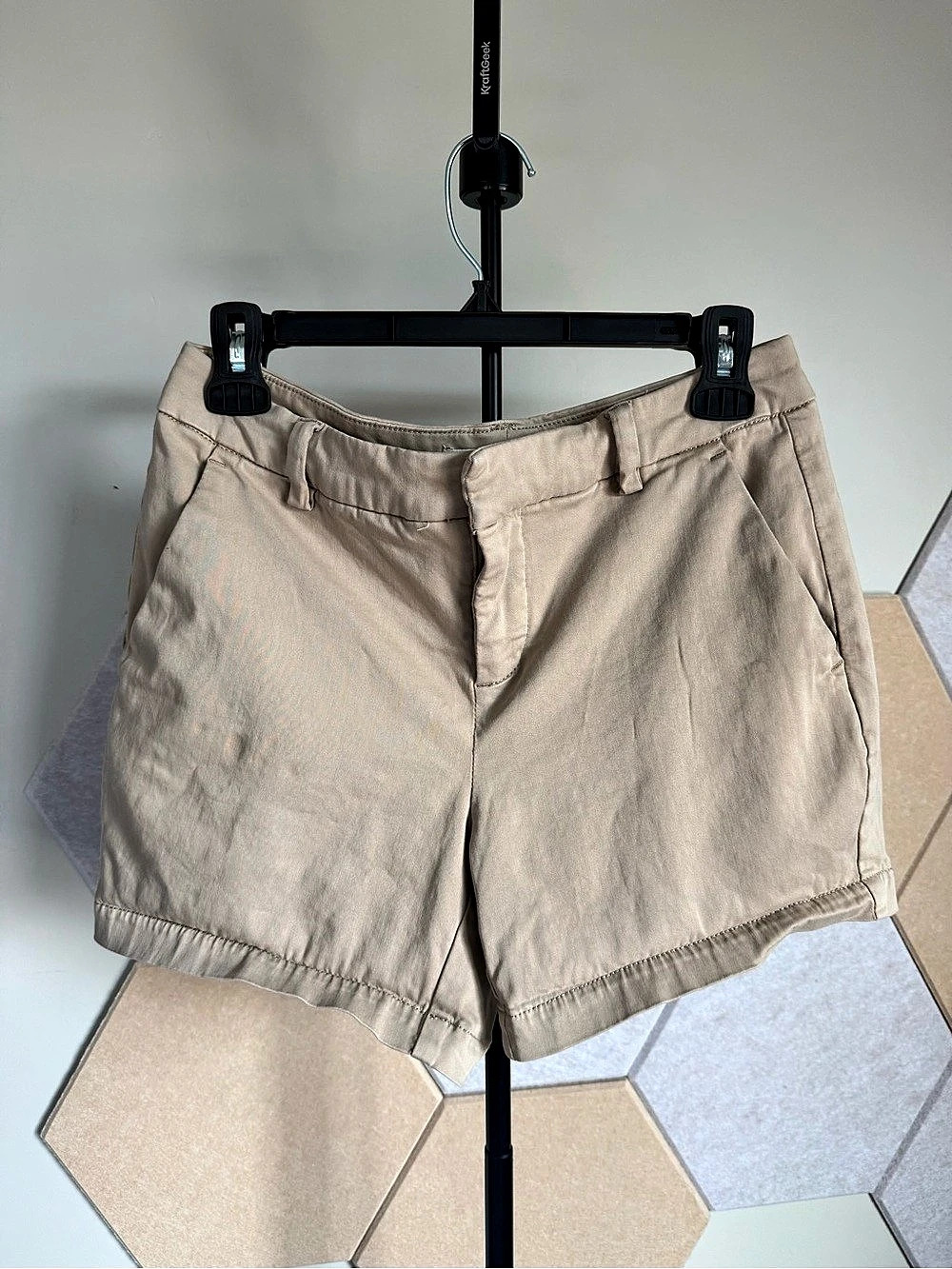 Liverpool Bermuda Shorts in Beige Size 6/28 Like New